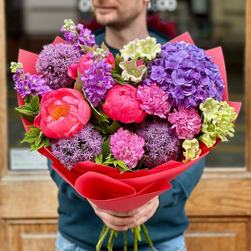 Яскравий букет з півоніями та гортензією «Незабутній вечір»