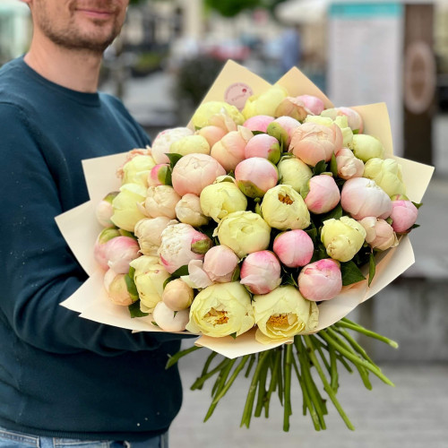 51 пион в букете «Лимонное тирамису»