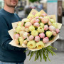 51 пион в букете «Лимонное тирамису»