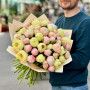 51 пион в букете «Лимонное тирамису»