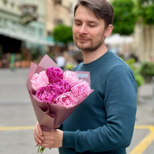 Мікс з 9 півоній у букеті «Літній оксамит»