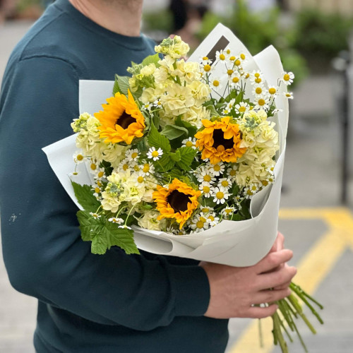 Field bouquet with tanacetum and sunflowers «Solar Dew»