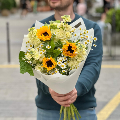 Field bouquet with tanacetum and sunflowers «Solar Dew»