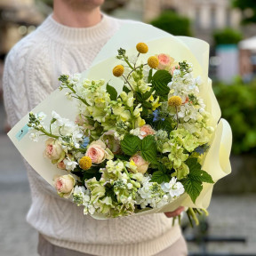 Ніжний букет з матіолою та кампанулою «Вишуканий вітерець»