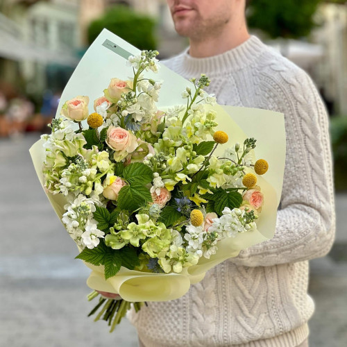 Ніжний букет з матіолою та кампанулою «Вишуканий вітерець»