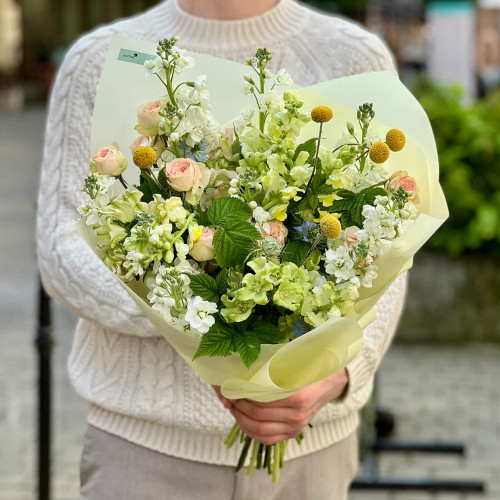 Ніжний букет з матіолою та кампанулою «Вишуканий вітерець»