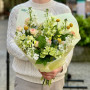 Ніжний букет з матіолою та кампанулою «Вишуканий вітерець»