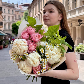 Букет в садовому стилі з преміальними півоніями сорту Colonel «Заквітчані хмаринки»