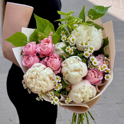 Букет в садовом стиле с премиальными пионами сорта Colonel «Цветущие облачка»