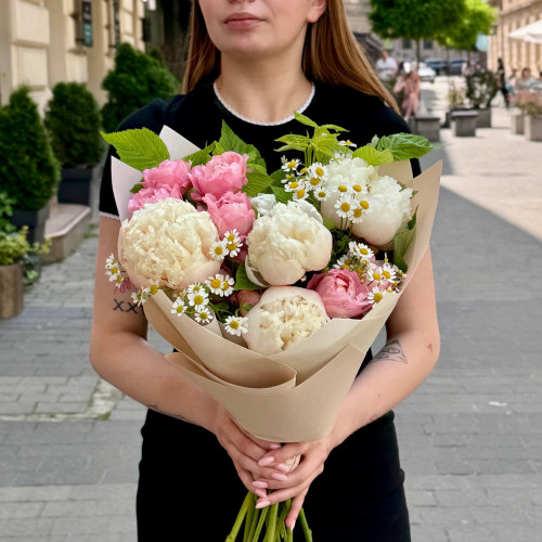 Букет в садовом стиле с премиальными пионами сорта Colonel «Цветущие облачка»