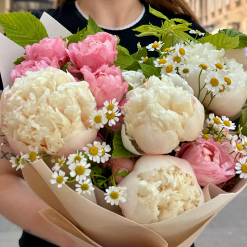 Букет в садовом стиле с премиальными пионами сорта Colonel «Цветущие облачка»