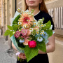 Кольоровий мерехтливий букет з італійською герберою Pasta Rosata та півонією Coral Sunset «Літні теплі дні»