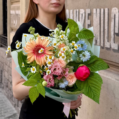 Кольоровий мерехтливий букет з італійською герберою Pasta Rosata та півонією Coral Sunset «Літні теплі дні»