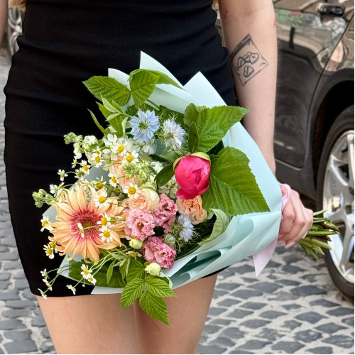 Кольоровий мерехтливий букет з італійською герберою Pasta Rosata та півонією Coral Sunset «Літні теплі дні»