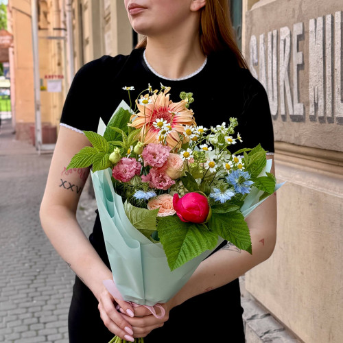 Кольоровий мерехтливий букет з італійською герберою Pasta Rosata та півонією Coral Sunset «Літні теплі дні»