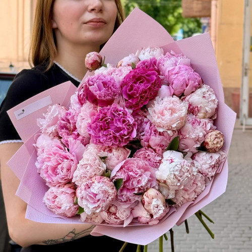 Романтичний букет із пухкеньких півоній сорту Sarah Bernhardt «Поцілунок весни»