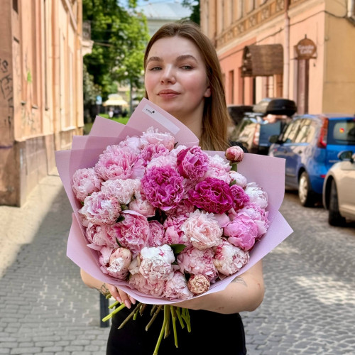 Романтичний букет із пухкеньких півоній сорту Sarah Bernhardt «Поцілунок весни»