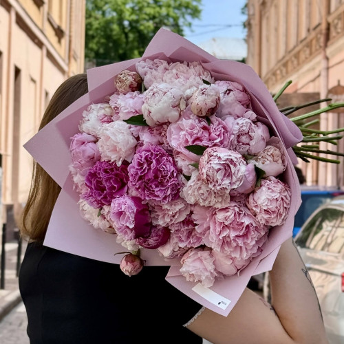 Романтичний букет із пухкеньких півоній сорту Sarah Bernhardt «Поцілунок весни»