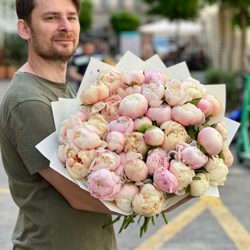 Изысканный букет из микса 51 пиона «Роскошь лета»