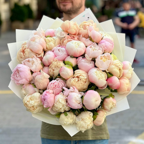 Изысканный букет из микса 51 пиона «Роскошь лета»