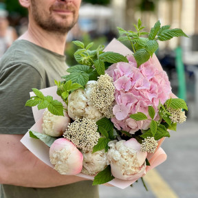 Ніжний букет з півоніями та гортензією «Солоденький вітерець»