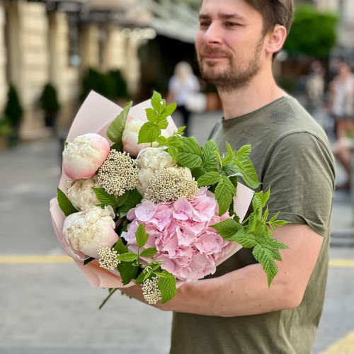 Ніжний букет з півоніями та гортензією «Солоденький вітерець»