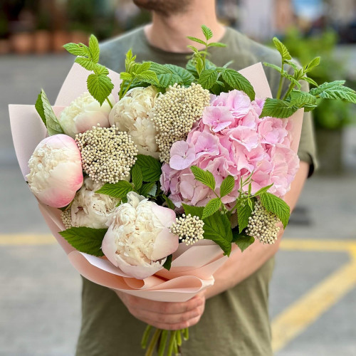 Ніжний букет з півоніями та гортензією «Солоденький вітерець»