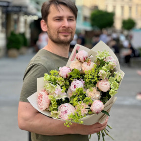 Мереживний літній букет з півоніями «Полуничний мохіто»