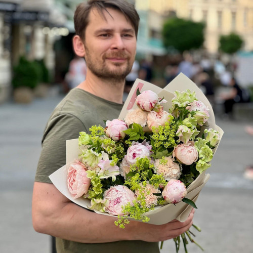 Мереживний літній букет з півоніями «Полуничний мохіто»