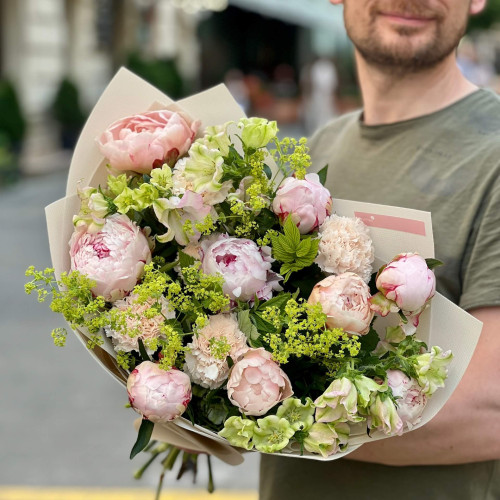 Мереживний літній букет з півоніями «Полуничний мохіто»