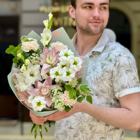 Запашний букет з лілією «Пилкові обійми»