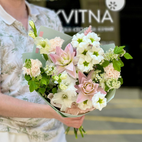 Запашний букет з лілією «Пилкові обійми»