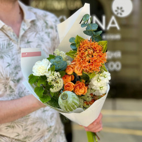Яскравий букет зі скадоксусом «Помаранчева зірочка»
