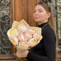 9 кремових півоній сорту Petticoat Flounce у букеті «Медовий дотик»