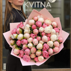 Букет із 55 ексклюзивних півоній «Романтична подорож»