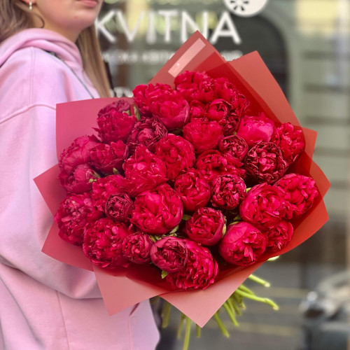 Микс из 33 красных пионов в букете «Пылкое лето»