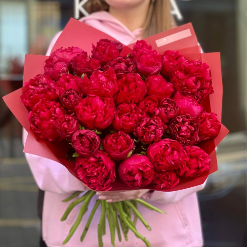 Микс из 33 красных пионов в букете «Пылкое лето»