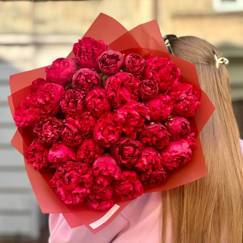 Микс из 33 красных пионов в букете «Пылкое лето»
