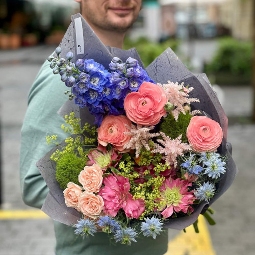 Яскравий барвистий букет з дельфініумом «Літня експресія»