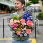 Яскравий барвистий букет з дельфініумом «Літня експресія»