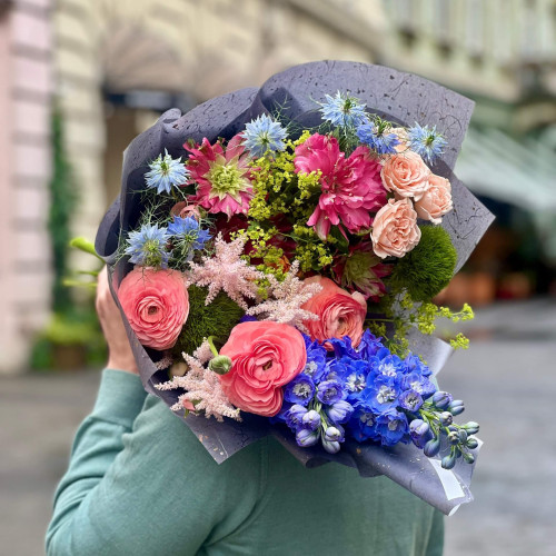 Яскравий барвистий букет з дельфініумом «Літня експресія»