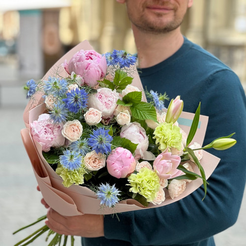 Світлий літній букет з півоніями «Синьоока муза»