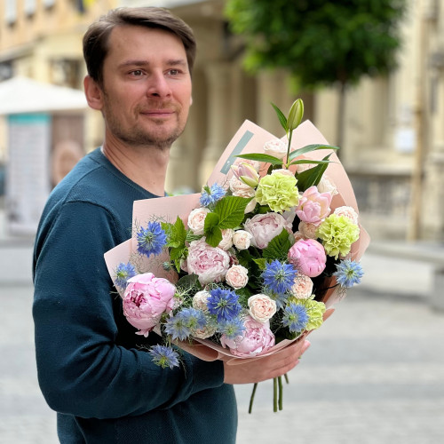 Світлий літній букет з півоніями «Синьоока муза»