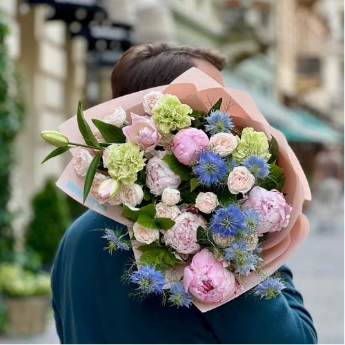 Світлий літній букет з півоніями «Синьоока муза»
