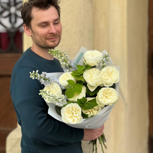 9 invredible Aurora Gardens peony roses and delphinium in a bouquet «Dawn Gardens»
