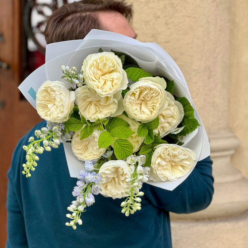 9 invredible Aurora Gardens peony roses and delphinium in a bouquet «Dawn Gardens»