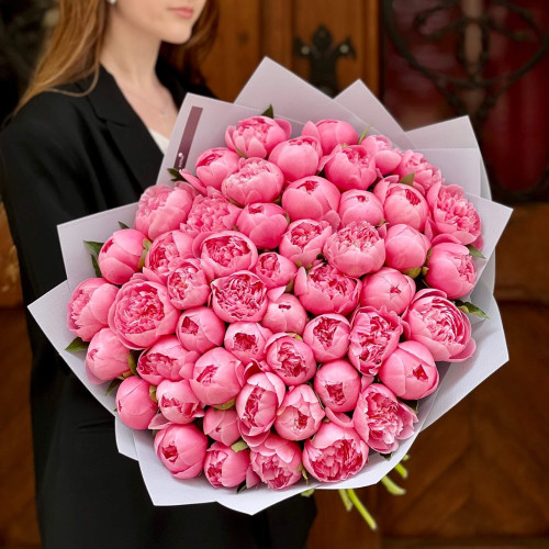 51 розовый пион Etched Salmon в букете «Ягодная мечта»