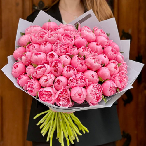 51 розовый пион Etched Salmon в букете «Ягодная мечта»