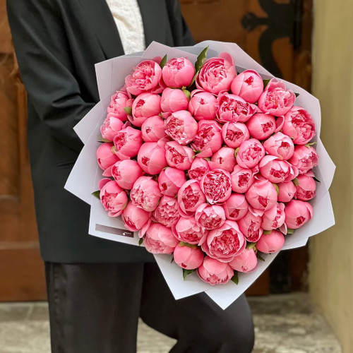 51 розовый пион Etched Salmon в букете «Ягодная мечта»