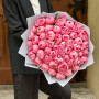 51 розовый пион Etched Salmon в букете «Ягодная мечта»